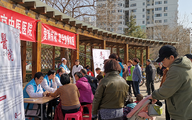 【学雷锋日】平博在线,平博(中国)举办“爱满京城，牵手智慧家医”志愿服务活动(图2)